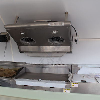 Производитель закусок на портативном электрическом скутере с прицепом с колесами и кондитерской тележкой