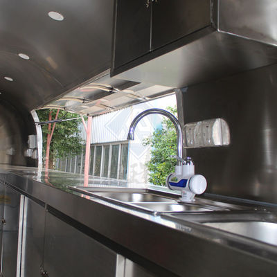 Производитель закусок на портативном электрическом скутере с прицепом с колесами и кондитерской тележкой