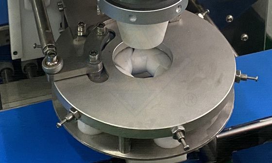 220v/380 напряжение высокой производительности Автоматический шоколадный пирог инкрустирование и формования машины