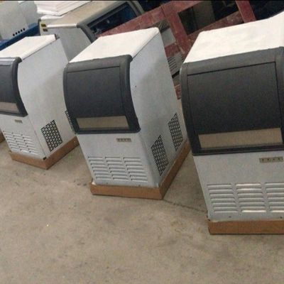 Коммерческая машина для изготовления кубиков льда размером 430x520x800 с большой емкостью хранения 1000 кг льда